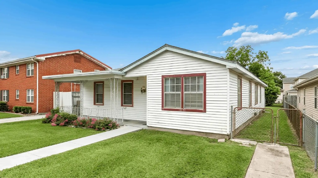 gretna la real estate single family home white siding curb appeal